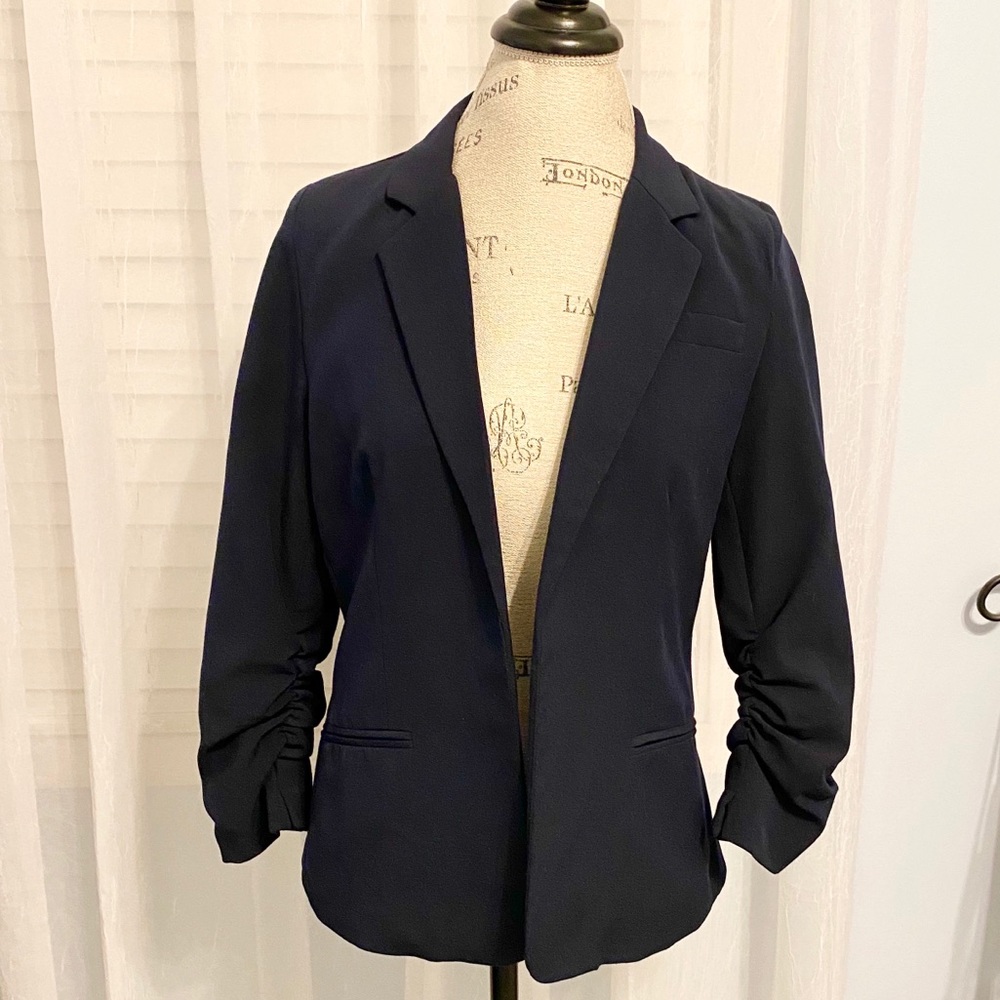 Navy blazer with ruched sleeve